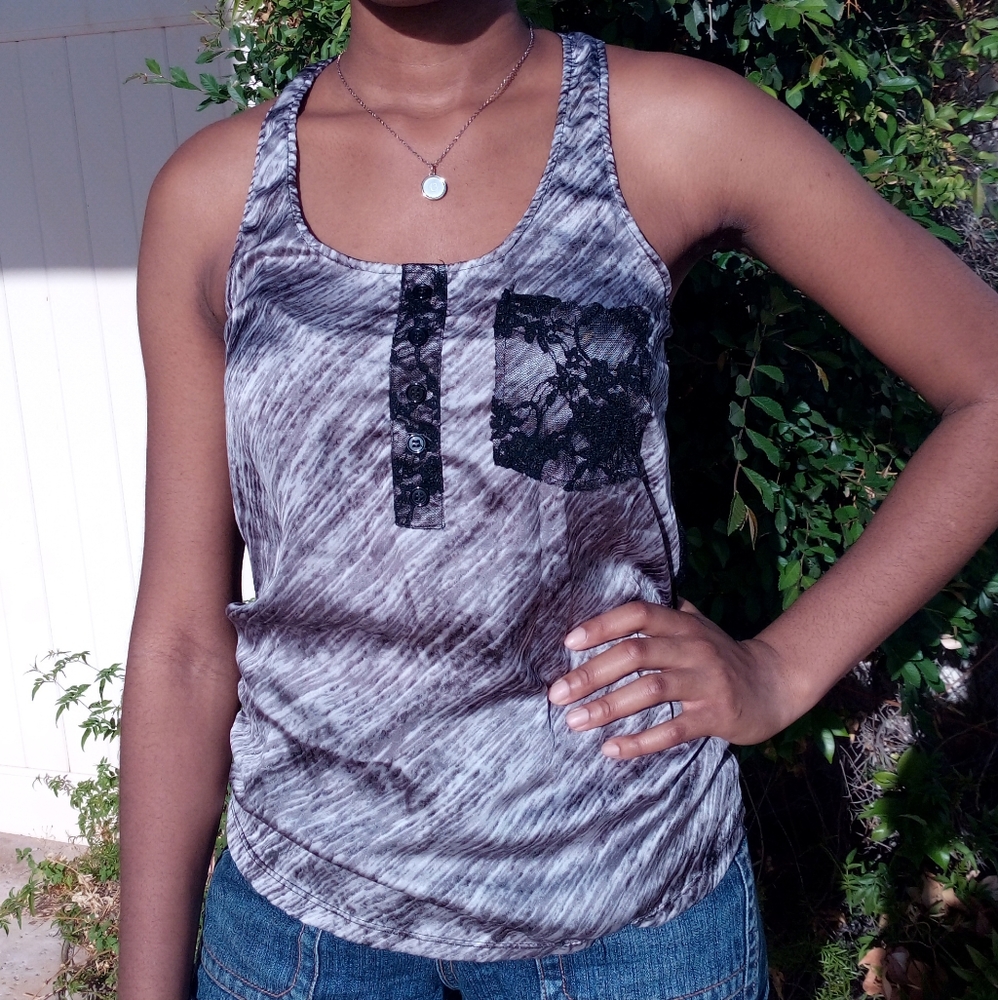 Noble U gray & black tank top with lace back 🐘